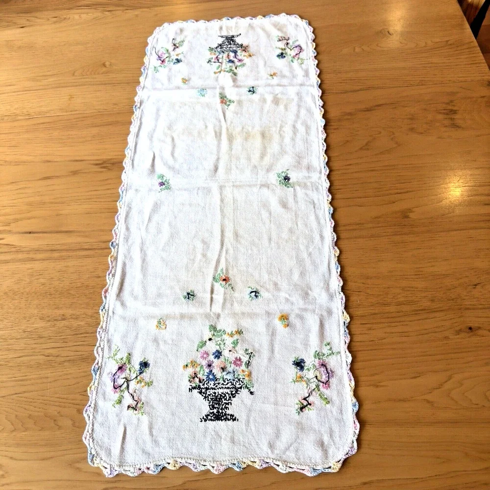 Vintage Flower Embroidered Dresser Vanity Table Scarf Linen Crochet Trim READ - Picture 3 of 9